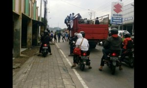 Sejumlah pelajar mengadang truk dan menaiki bak truk yang melintas di Jl. Gatot Subroto, Bandarjo, Ungaran Barat, Kabupaten Semarang, Jateng. (Facebook.com-Dhimas I-Madez)