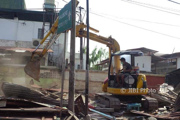 Petugas dari PT.KAI tengah merobohkan kios di sepanjang Jalan Pasar Kembang. (Ujang Hasanudin/ Harian Jogja)