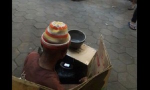 Pengemis tepergok sedang memandangi ponsel saat mengemis di Jl. Jenderal Sudirman, Sidomukti, Kalicacing, Kota Salatiga, Jateng. (Facebook.com-Jhonathan S Prasetiyo)