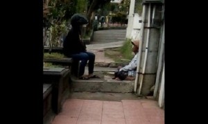 Pengemis (kanan) dan orang yang diduga menjadi bosnya (kiri) di Jl. Jenderal Sudirman, Kota Salatiga, Jateng. (Facebook.com-Arief Sadewa)
