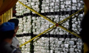 Polisi menyegel gudang penyimpanan beras premium yang diduga palsu berbagai merk di gudang beras PT Indo Beras Unggul, Kedungwaringin, Kabupaten Bekasi, Kamis (20/7/2017) malam. (JIBI/Solopos/Antara/Risky Andrianto)