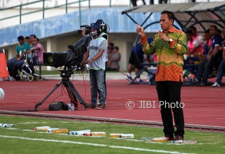 M. Ferri Setiawan Pelatih Persis Solo, Widyantoro (kanan), memberi arahan saat melawan PSIS Semarangdalam kompetisi Liga 2 di Stadion Manahan, Solo, Kamis (6/7/2017). Tuan rumah Persis Solo berhasil menang skor 1-0 atas PSIS Semarang.