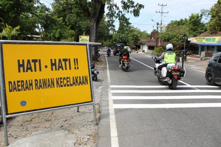 Pengguna jalan melintas di samping papan rambu peringatan di perempatan Kampung Driyan, Kelurahan Siswodipuran, Kecamatan Boyolali Kota, Senin (17/7/2017). (Akhmad Ludiyanto/JIBI/Solopos)