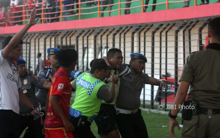 Polres Bantul berusaha mengamankan wasit Ridwan Pahala yang memimpin jalannya pertandingan Persiba Bantul melawan PPSM Sakti Magelang di Stadion Sultan Agung, Bantul, Minggu (24/7/2017).(JIBI/Harian Jogja/Jumali)