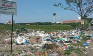 Sampah berserakan hingga ke jalanan menuju kawasan relokasi pedagang Pasar Johar di dekat Masjid Agung Jawa Tengah (Jateng), Kota Semarang, Jateng. (Facebook.com-Suwito Wito)
