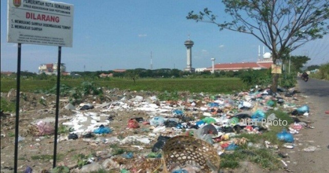 Sampah berserakan hingga ke jalanan menuju kawasan relokasi pedagang Pasar Johar di dekat Masjid Agung Jawa Tengah (Jateng), Kota Semarang, Jateng. (Facebook.com-Suwito Wito)