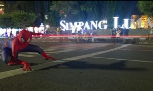 Sesorang berkostum Spiderman berfoto di Simpang Lima, Kota Semarang, Jateng. (Facebook-Real Spider-Mart)