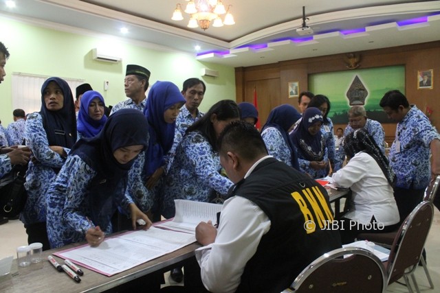Pegawai Negeri Sipil Pemerintah Kabupaten Wonogiri mengikuti tes urine di Graha Badan Kepegawaian Daerah Wonogiri, Senin (17/7/2017). (Ahmad Wakid/JIBI/Solopos)