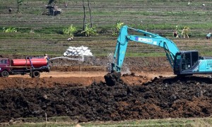 Pembangunan jalan tol Salatiga-Kartasura di Susukan, Kabupaten Semarang, Jateng, Senin (31/7/2017) masih tahap pembersihan lahan. (JIBI/Solopos/Antara/Aditya Pradana Putra)