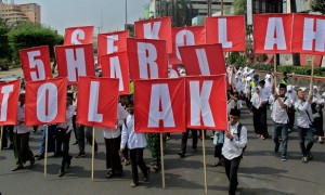 Demonstran Koalisi Masyarakat Peduli Pendidikan (KMPP) mengusung rangkaian huruf besar untuk menolak Permendikbud No. 23/2017 tentang Hari Sekolah, di Kota Semarang, Jateng, Jumat (21/7/2017). (JIBI/Solopos/Antara/R. Rekotomo)