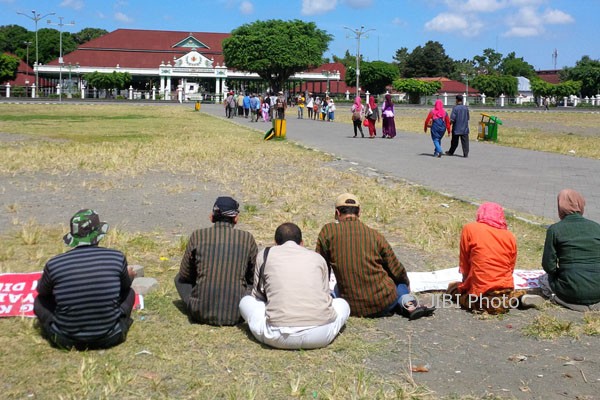 Belasan pedagang Pasar Kembang melakukan aksi topo pepe di Alun-alun Utara (Altar), Minggu (16/7/2017) siang. (Ujang Hasanudin/JIBI/Harian Jogja)