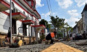 Pemasangan guiding block jalur khusus tunanetra di trotoar di Kota Lama, Semarang, Jateng, Kamis (13/7/2017). (JIBI/Solopos/Antara/Aditya Pradana Putra)