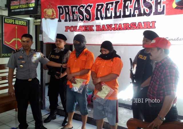 Kapolsek Banjarsari Kompol I Komang Sarjana (kiri) menunjukkan kedua pelaku kasus penyalahgunaan narkotika di Mapolsek, Senin (31/7/2017). (Muhammad Ismail/JIBI/Solopos)