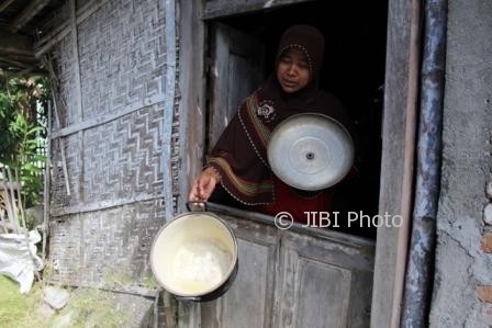 Suharmi, warga Dukuh Tegalpogung, Desa Tlingsing, Kecamatan Cawas, menunjukkan panci berkerak putih setelah kerap dipakai memasak air sumur, Selasa (1/8/2017). (Taufiq Sidik Prakoso/JIBI/Solopos)