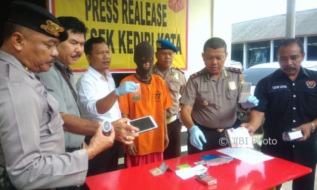 Aparat Polsek Kediri Kota menunjukkan mahasiswa berinsial ASA ditangkap polisi saat mengirim paketan ganja ke Bogor, Senin (31/7/2018). (Istimewa/polreskedirikota.com)
