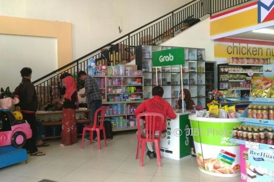 Warga mendaftar driver Grab Bike di stand Grab di Metro Swalayan, Bramen, Desa Jebugan, Klaten Utara, Selasa (1/8/2017). (Cahyadi Kurniawan/JIBI/Solopos)