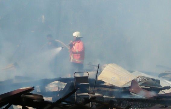 Petugas pemadam kebakaran berusaha memadamkan api yang meluluhlantakkan lima rumah warga RT 006 Karungan, Plupuh, Sragen, Selasa (1/8/2017) siang. (Istimewa)