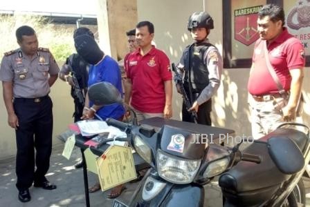 Kapolsek Sukoharjo, AKP Parwanto (kiri), memeriksa tersangka pencuri, Swy, 42, di Polsek Sukoharjo, Selasa (1/8/2017). (Trianto Hery Suryono/JIBI/Solopos)