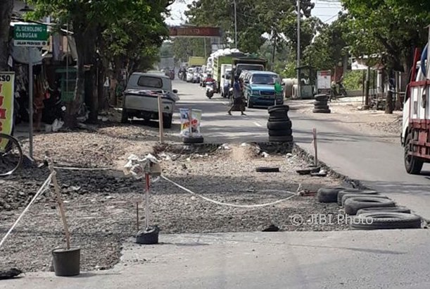 Antrean kendaraan roda empat menumpuk di simpang tiga Brumbung, Tanon, Sragen, Selasa (1/8/2017). (Istimewa/Giyanto/Warga Plupuh Sragen)