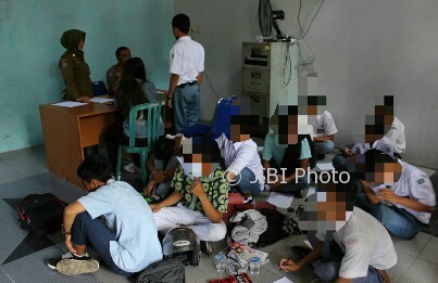 Para pelajar yang terjaring razia mendapat pembinaan dari petugas Satpol PP Sragen, Selasa (1/8/2017). (Kurniawan/JIBI/Solopos)