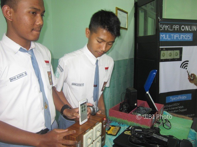 Dua siswa SMKN 2 Karanganyar merangkai sakelar online di sekolah mereka, Selasa (1/8/2017). (Ponco Suseno/JIBI/Solopos)