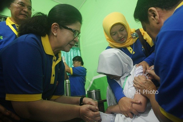 Menteri Kesehatan melihat proses imunisasi Measles Rubella di Madrasah Tsanawiyah Negeri 10, Jl. Damai, Sleman, Selasa (1/8). Pemerintah berkomitmen untuk menghilangkan penularan dan populasi virus campak dan rubella di tahun 2020 serta mengkampanyekan pemberian imunisasi tersebut pada anak usia sembilan bulan sampai usia di bawah 15 tahun, untuk menekan kejadian kasus campak (measles) dan rubella. (HArian JOgja/Gigih M. Hanafi/JIBI/Harian Jogja)