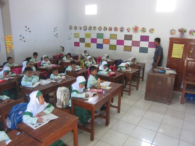 Sejumlah siswa di MIM Bolong, Karanganyar, mengikuti kegiatan belajar mengajar di sekolah mereka, Rabu (2/8/2017). (Ponco Suseno/JIBI/Solopos)