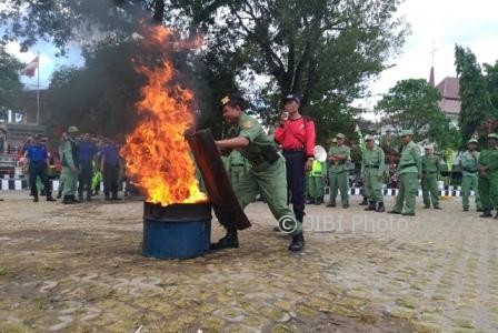 Personel linmas mempraktikkan cara memadamkan api menggunakan karung goni basah di Alun-Alun Giri Krida Bakti Wonogiri, Rabu (2/8/2017). (Rudi Hartono/JIBI/Solopos)