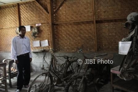 Agus Sarnyata, 43, menunjukkan koleksi Museum Erupsi Merapi 2010 di Dukuh Gondang, Desa Balerante, Kecamatan Kemalang, Rabu (2/8/2017). (Cahyadi Kurniawan/JIBI/Solopos)