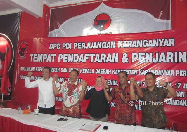 Ketua DPC PDIP Karanganyar, Endang Muryani (tiga dari kanan), bersama kader PDIP yang mengembalikan berkas pendaftaran di Kantor DPC setempat, Rabu (2/8/2017). (Ponco Suseno/JIBI/Solopos)
