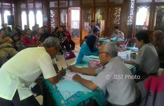 Warga Kelurahan Nusukan, Banjarsari, mengikuti Sidang Panitia Ajudikasi Percepatan PTSL BPN Solo di Pendapa Kantor Kelurahan Nusukan, Rabu (2/8/2017) siang. (Irawan Sapto Adhi/JIBI/Solopos)