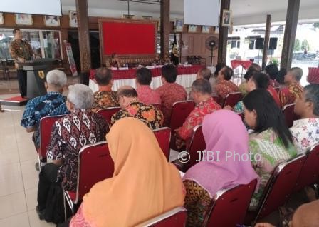 Bupati Wonogiri, Joko Sutopo (di mimbar), memberi pengarahan kepada pejabat SKPD di pendapa rumah dinasnya kompleks Setda, Kamis (3/8/2017). (Rudi Hartono/JIBI/Solopos)