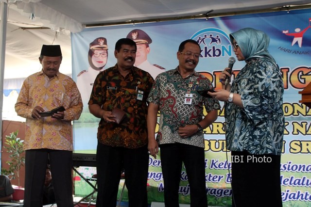 Bupati Yuni Sukowati (Kanan) mengerjai kepala SKPD saat perayaan Harganas di Dukuh Karas, Desa Puro, Karangmalang, Sragen, Kamis (3/8/2017). (Tri Rahayu/JIBI/Solopos)