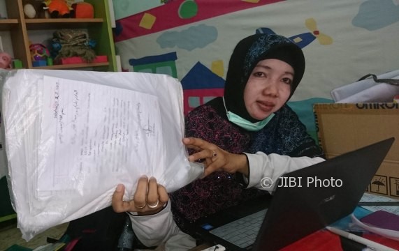 Penanggung Jawab Imunisasi Puskesmas Kartasura, Arningsih, menunjukkan surat pernyataan orang tua murid yang menolak imunisasi, Kamis (3/8/2017). (Iskandar/JIBI/Solopos)