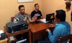Kapolsek Masaran AKP Mujiono (kiri) memeriksa tersangka pencuri, AS (tengah), di ruang Unit Reskrim Polsek Masaran, Sragen, Kamis (3/8/2017). (Istimewa/Polsek Masaran)