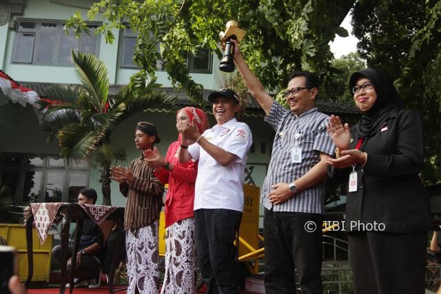 Wakil Walikota Haroe Poerwadi mengakat piala Adiwiyata yang telah diperoleh Yogyakarta di Balaikota Yogyakarta, Kamis (03/08/2017). (Desi Suryanto/JIBI/Harian Jogja)