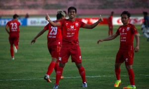 Pemain baru Persis Solo, Agung Supriyanto (kedua dari kanan), meluapkan perasaan seusai berhasil mencetak gol lewat sundulan saat melawan Persiba Bantul dalam pertandingan Liga 2 di Stadion Manahan Solo, Kamis (3/8/2017). (JIBI/Solopos/M. Ferri Setiawan)