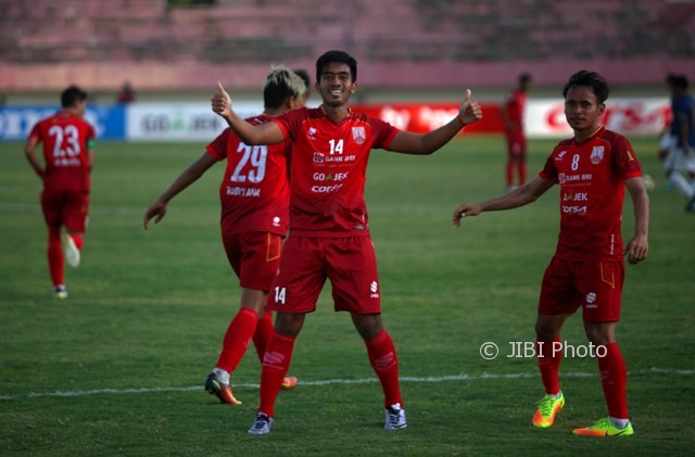 Pemain baru Persis Solo, Agung Supriyanto (kedua dari kanan), meluapkan perasaan seusai berhasil mencetak gol lewat sundulan saat melawan Persiba Bantul dalam pertandingan Liga 2 di Stadion Manahan Solo, Kamis (3/8/2017). (JIBI/Solopos/M. Ferri Setiawan)