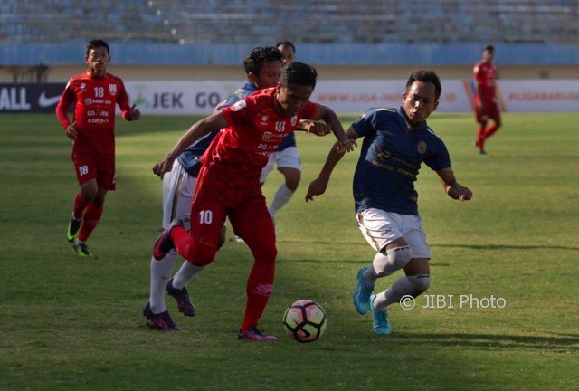 Pemain Persis Solo, Tri Handoko Putro (kedua dari kanan), berhasil lolos dari kepungan pemain Persiba Bantul saat pertandingan Liga 2 di Stadion Manahan, Solo, Kamis (3/8/2017). (JIBI/Solopos/M. Ferri Setiawan)