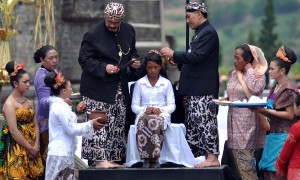 Ritual potong rambut Gimbal jadi atraksi menarik dalam Dieng Culture Festival. (JIBI/Antara)