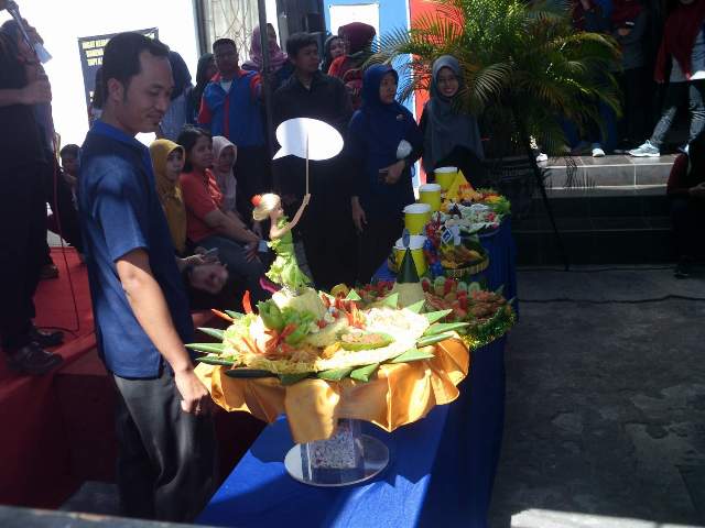 Tumpeng boneka Barbie menarik perhatian penonton dalam lomba tumpeng di rangkaian Dies Natalis ke-15 Politeknik Indonusa, Jl. K.H Samanhudi, Solo, Rabu (2/8/2017). (Insetyonoto/JIBI/Solopos)