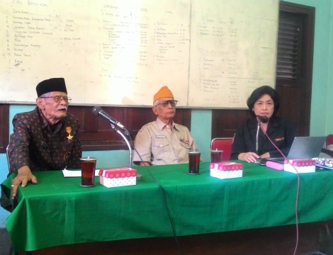 Ketua Panitia Peringatan Serangan Umum 4 Hari Kota Solo, Dian Esti Nurati (kanan) bersama eks pejuang Djoko Ramelan (tengah) dan esk Tentara Pelajar, Soejoso, memberi keterangan rencana kegiatan peringatan Serangan Umum 4 Hari di Gedung Ganeca, Jl. Monginsidi, Banjarsari, Solo, Selasa (1/8/2017) siang. (Irawan Sapto Adhi/JIBI/Solopos)