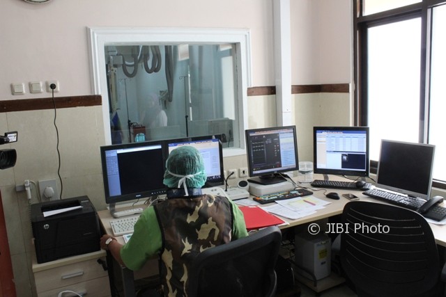 Petugas medis mengecek kesiapan alat di ruang kateterisasi jantung RSI Klaten, Jumat (4/8/2017). (Taufiq Sidik Prakoso/JIBI/Solopos)
