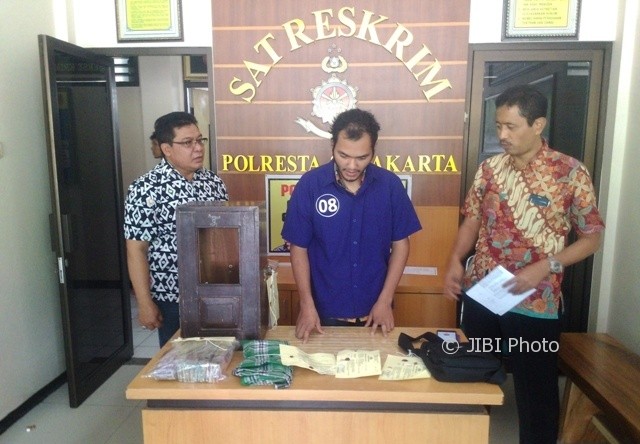 Wakasatreskrim Polresta Solo AKP Sutoyo (kanan) menunjukkan barang bukti dan pelaku pencurian kotak amal di masjid wilayah Jajar, Laweyan, Jumat (4/8/2017). (Muhammad Ismail/JIBI/Solopos)