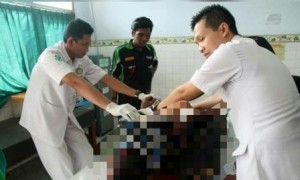 Dua petugas medis RSUD Sragen memeriksa kondisi mayat laki-laki misterius yang ditemukan di Dukuh Gondang RT 011, Desa/Kecamatan Kedawung, Sragen, Jumat (4/8/2017). (Tri Rahayu/JIBI/Solopos)