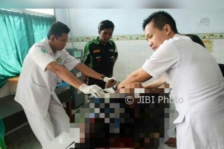 Dua petugas medis RSUD Sragen memeriksa kondisi mayat laki-laki misterius yang ditemukan di Dukuh Gondang RT 011, Desa/Kecamatan Kedawung, Sragen, Jumat (4/8/2017). (Tri Rahayu/JIBI/Solopos)
