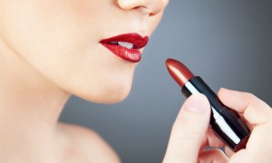 Foto ilustrasi: Warna lipstik merah cocok untuk bibir kehitaman. (sheknows.com)