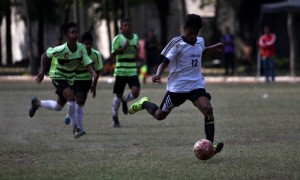 Pemain SMP Negeri 15 Solo (kanan) berhasil melewati pemain 411 Pandawa Salatiga dalam pertandingan Liga Pelajar U-14 Piala Menpora 2017 wilayah Jateng di Lapangan Kota Barat, Solo, Sabtu (5/8/2017). (JIBI/Solopos/M. Ferri Setiawan)