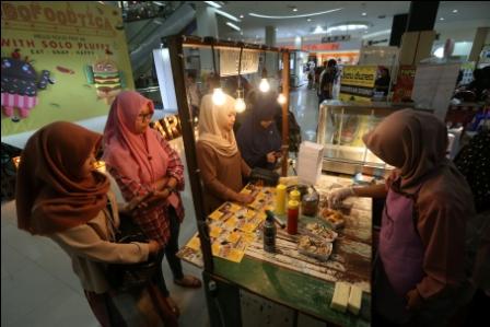 Nicolous Irawan
Pengunjung antre membeli kuliner Cireng Jupe pada Hello Food Fastival #6 di Solo Paragon Lifestlye Mall, Solo, Jumat (4/8). Kegiatan yang bertajuk Robofoodtica tersebut diikuti 40 stan kuliner dan diselenggarakan mulai 4-6 Agustus 2017.