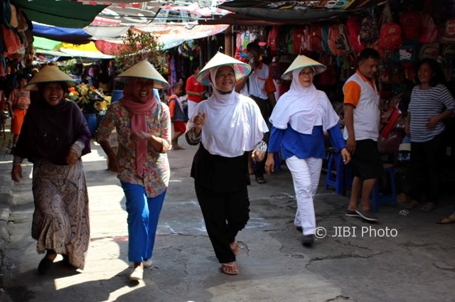 Ibu-ibu pedagang Pasar Kota Sragen, Sragen, mengikuti lomba mengaitkan caping sambil berjoget, Sabtu (5/8/2017). (Kurniawan/JIBI/Solopos)